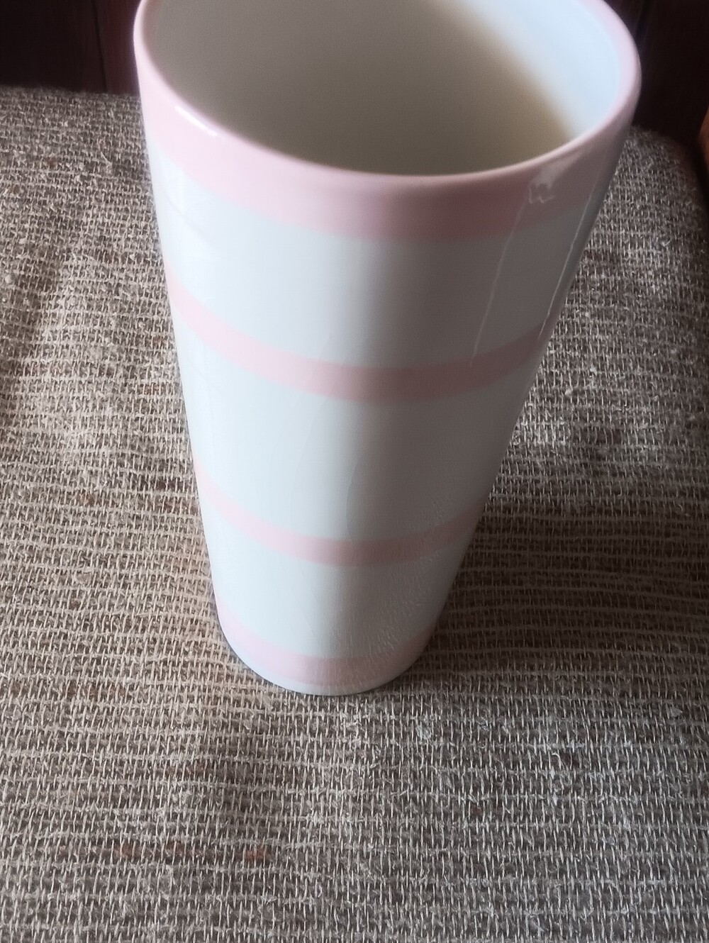 VINTAGE DECORATICE VASE.